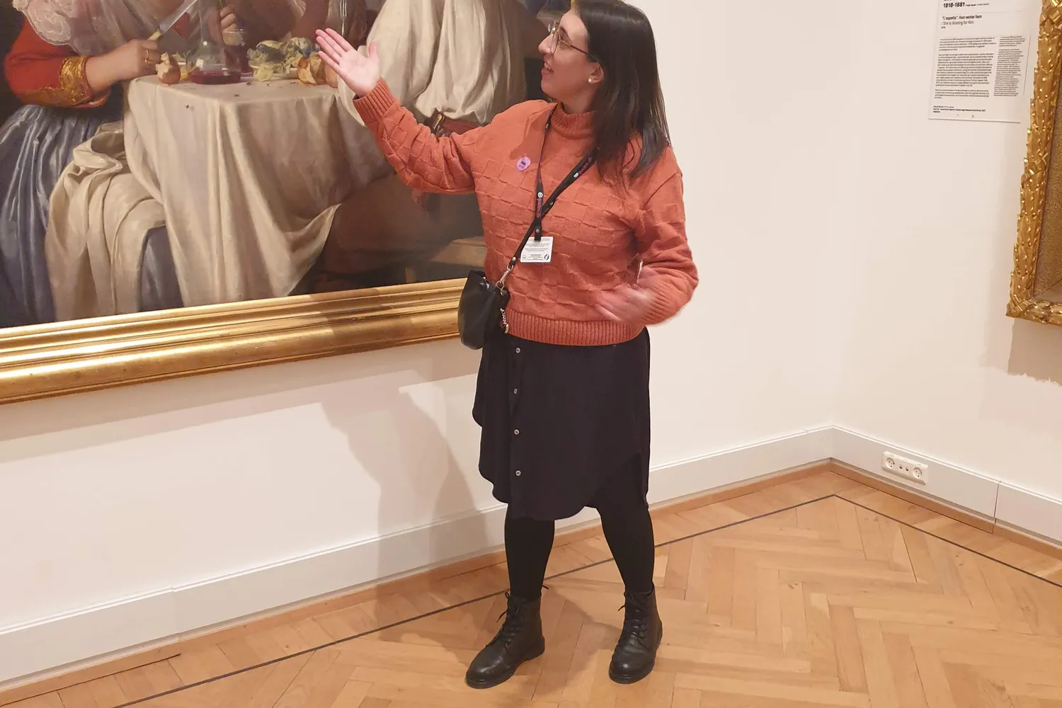 Guida indica un grande dipinto incorniciato in oro allo Statens Museum for Kunst