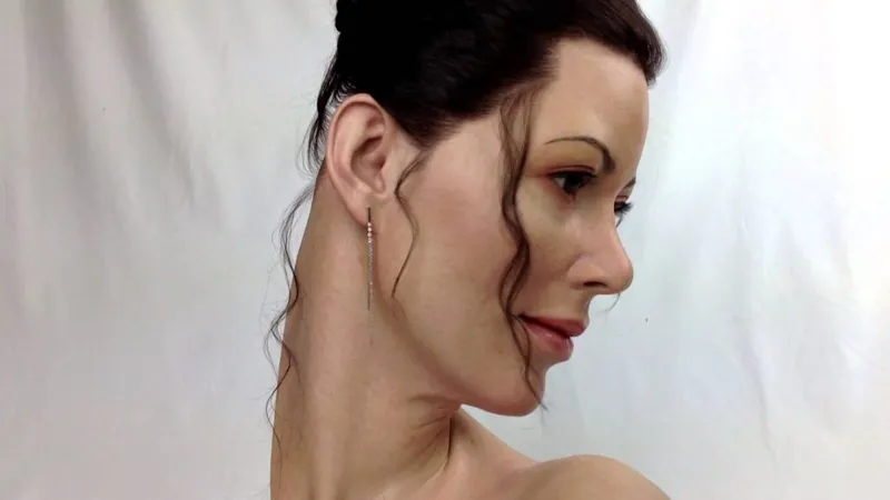 Scultura iperrealistica Lili di Jamie Salmon, volto femminile di profilo