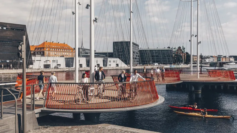 Cirkelbroen, il ponte circolare rosso di Olafur Eliasson sul canale di Christianshavn