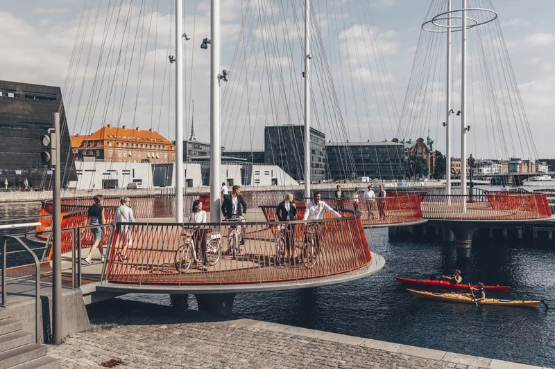 Cirkelbroen, il ponte circolare rosso di Olafur Eliasson sul canale di Christianshavn