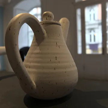 Caraffa di ceramica chiara con grande manico su un piedistallo museale