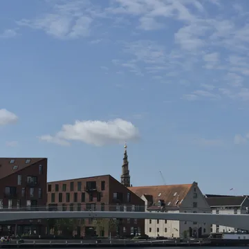 Skyline di Copenaghen con la guglia a spirale della chiesa del Redentore e un ponte