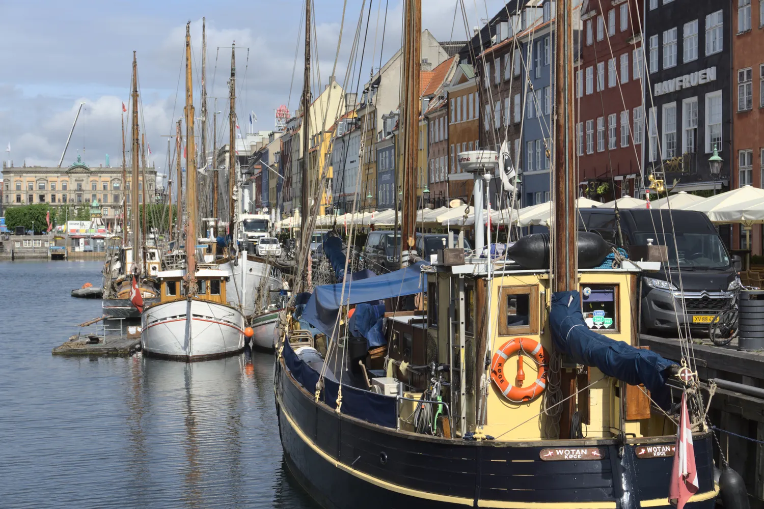 Barche a vela in legno ormeggiate nel canale di Nyhavn