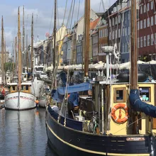 Barche a vela in legno ormeggiate nel canale di Nyhavn