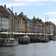 Case colorate e barche a vela lungo la banchina di Nyhavn