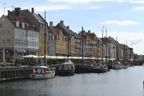 Case colorate e barche a vela lungo la banchina di Nyhavn
