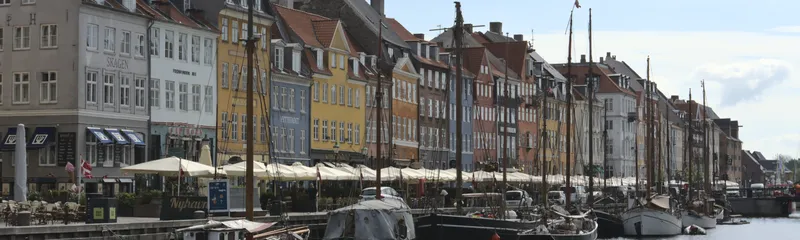 Case colorate e barche a vela lungo la banchina di Nyhavn