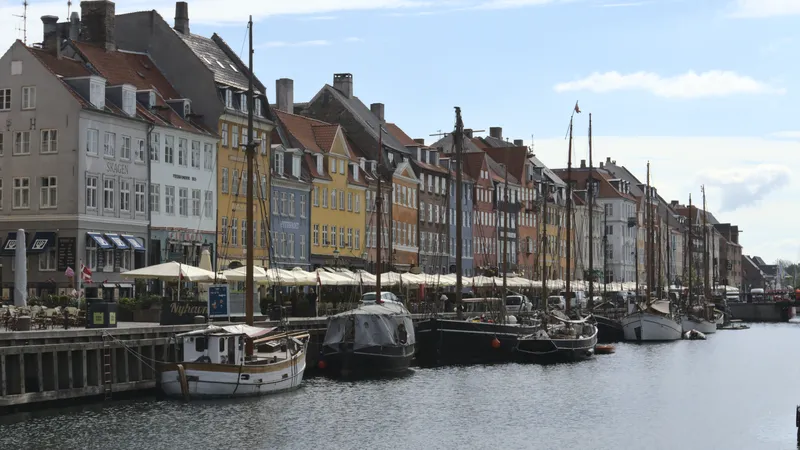 Case colorate e barche a vela lungo la banchina di Nyhavn
