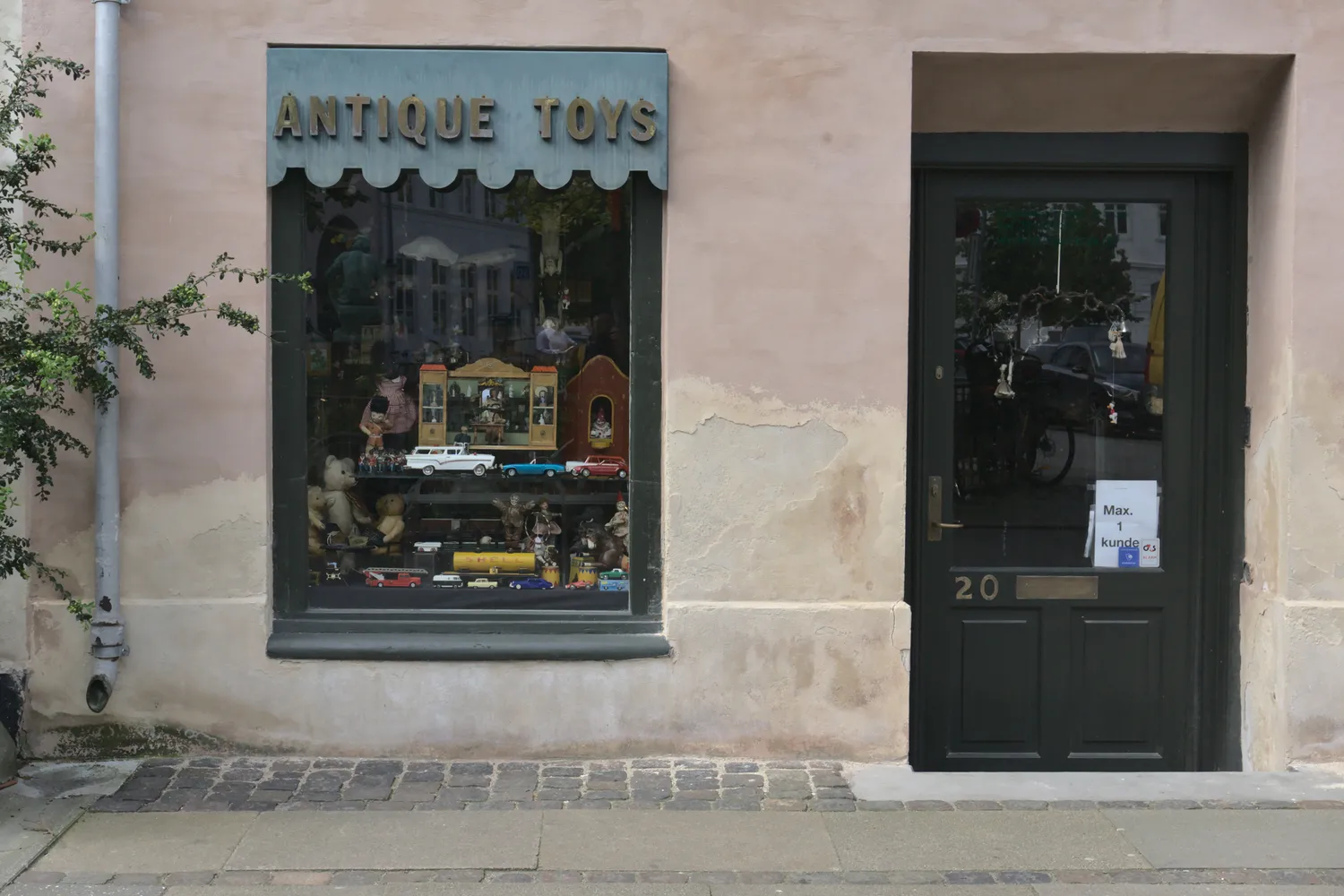 Vetrina di un negozio di giocattoli antichi con insegna Antique Toys
