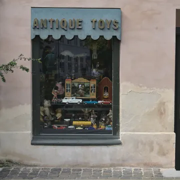 Vetrina di un negozio di giocattoli antichi con insegna Antique Toys
