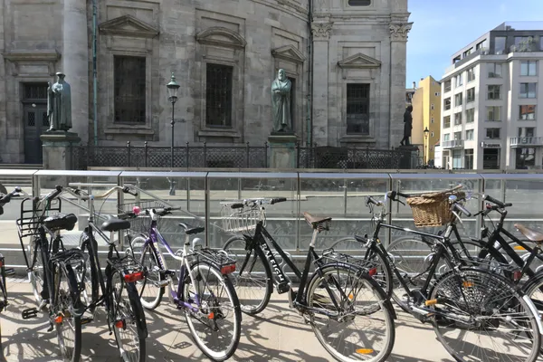File di biciclette parcheggiate davanti a un edificio con statue a Copenaghen