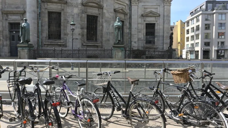 File di biciclette parcheggiate davanti a un edificio con statue a Copenaghen