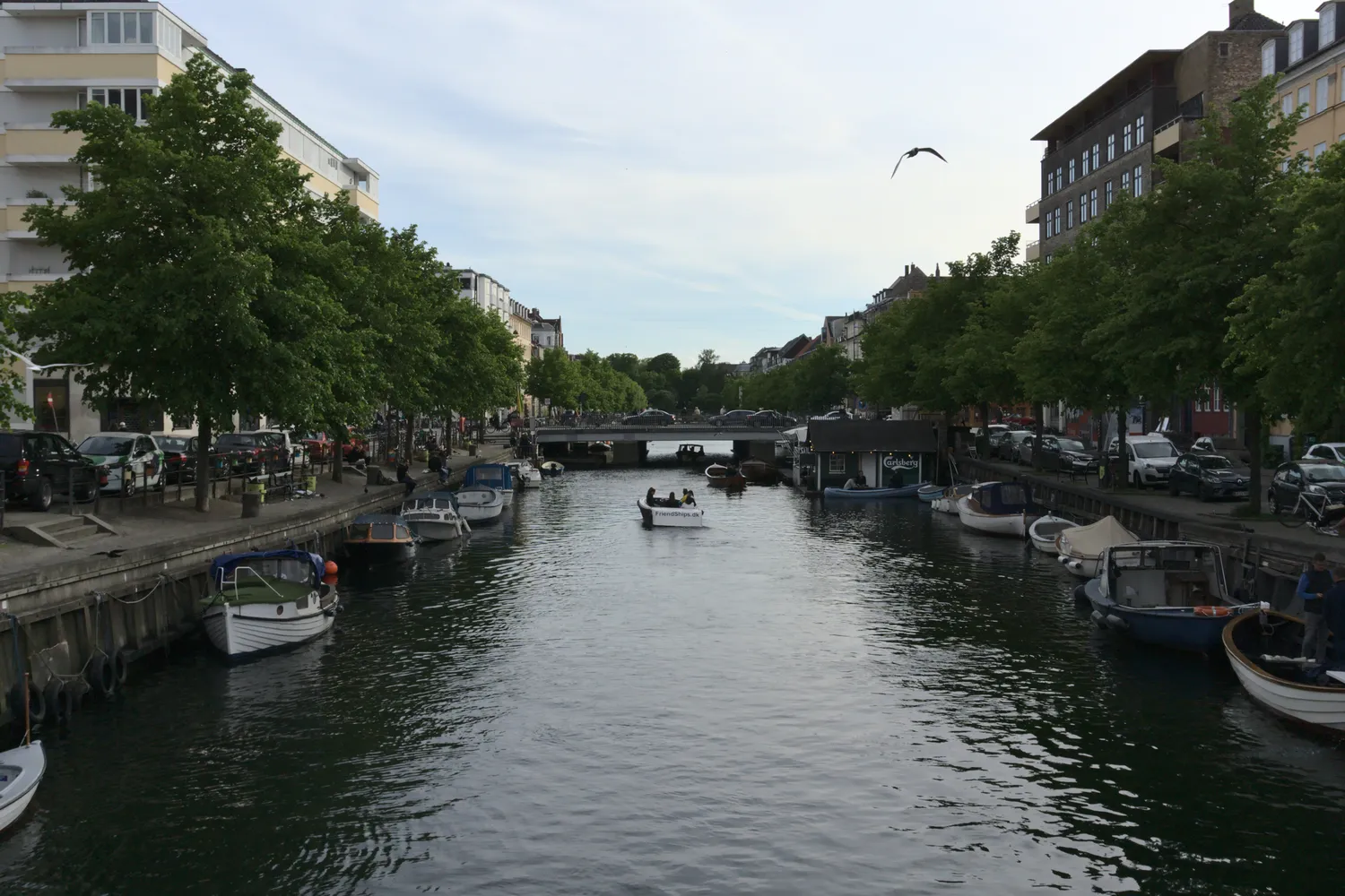 Canale di Christianshavn con barche ormeggiate, alberi e palazzi lungo le rive