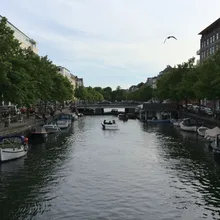 Canale di Christianshavn con barche ormeggiate, alberi e palazzi lungo le rive