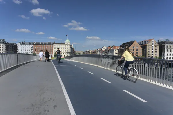 Ciclisti e pedoni su un ponte ciclabile sul porto di Copenaghen
