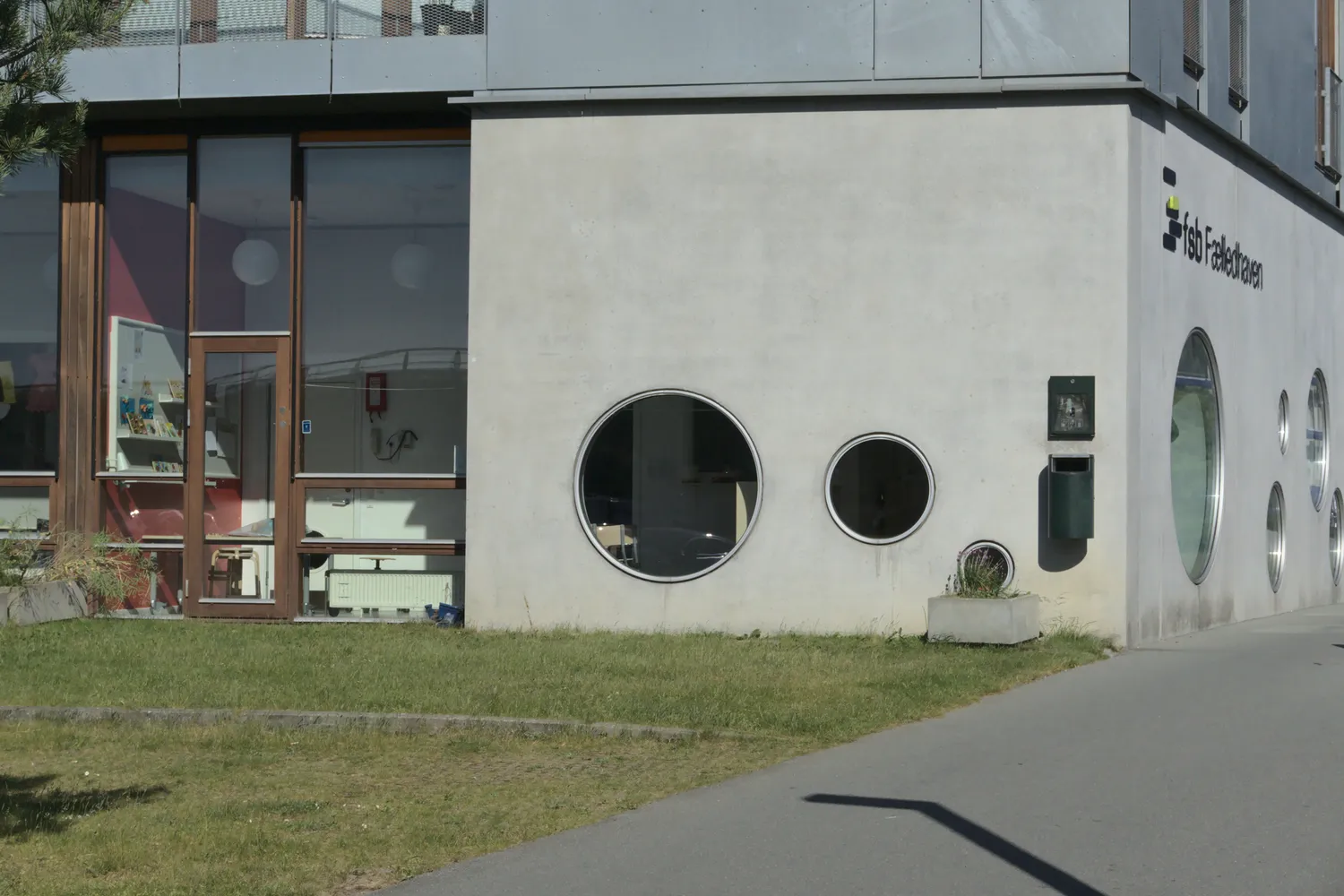 Edificio moderno in cemento con finestre rotonde a oblo