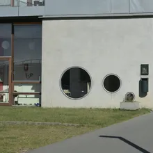 Edificio moderno in cemento con finestre rotonde a oblo