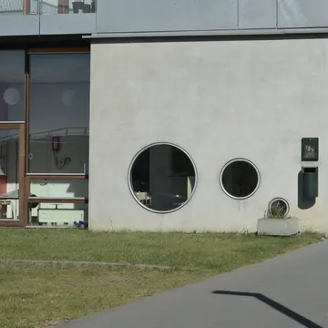 Edificio moderno in cemento con finestre rotonde a oblo