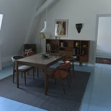 Sala da pranzo in stile danese con tavolo e sedie in teak su pavimento azzurro