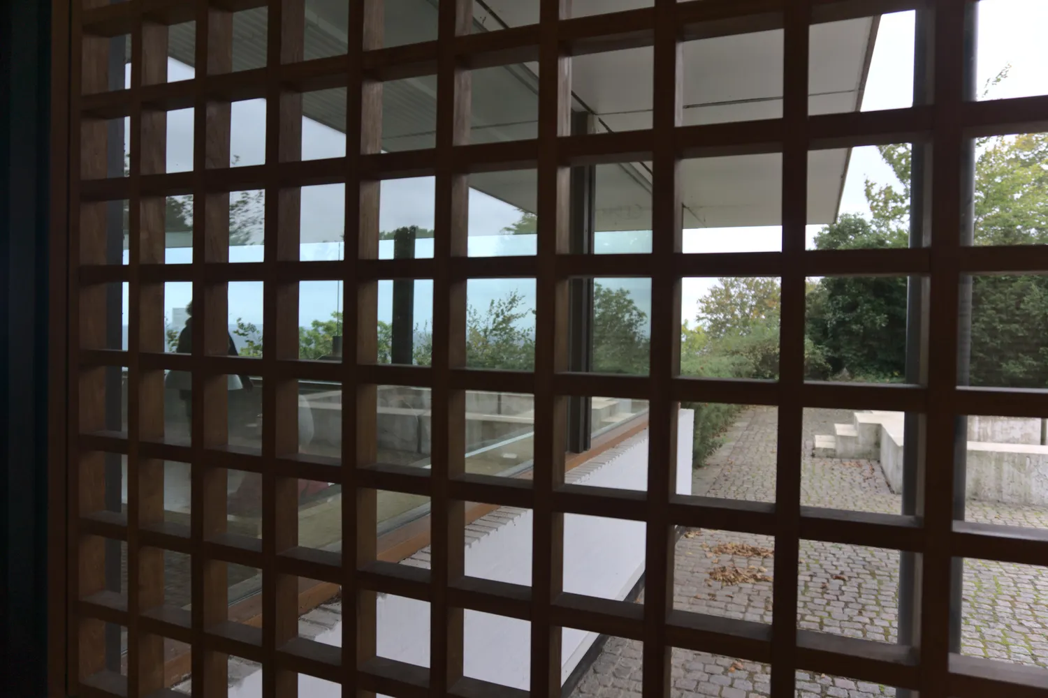 Vista da una vetrata a griglia di legno sul cortile del Louisiana Museum of Modern Art
