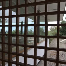 Vista da una vetrata a griglia di legno sul cortile del Louisiana Museum of Modern Art