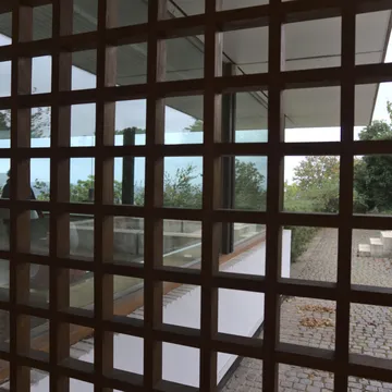 Vista da una vetrata a griglia di legno sul cortile del Louisiana Museum of Modern Art