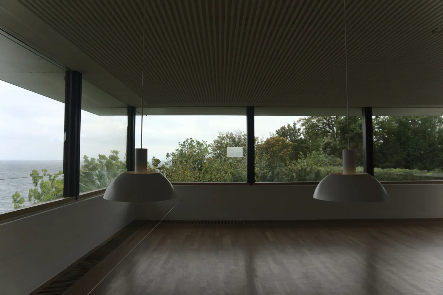 Sala panoramica del Louisiana Museum of Modern Art con vetrate sul mare
