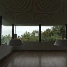 Sala panoramica del Louisiana Museum of Modern Art con vetrate sul mare