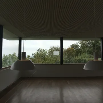 Sala panoramica del Louisiana Museum of Modern Art con vetrate sul mare
