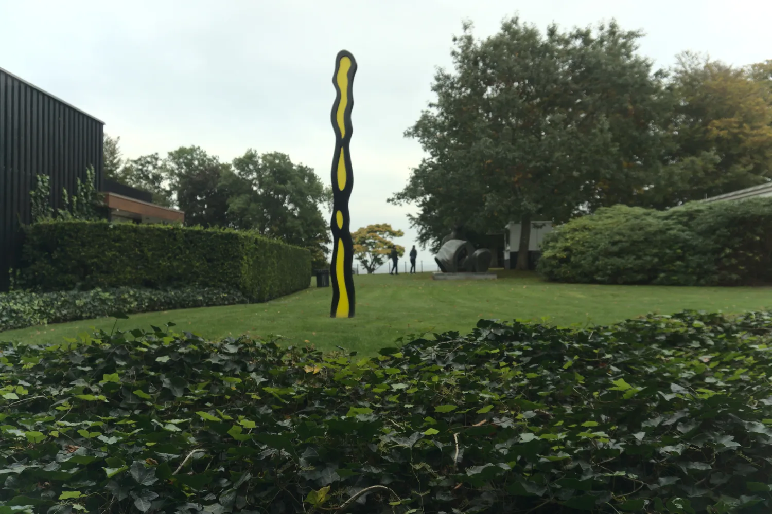 Scultura gialla e nera ondulata nel giardino del Louisiana Museum of Modern Art