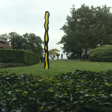 Scultura gialla e nera ondulata nel giardino del Louisiana Museum of Modern Art