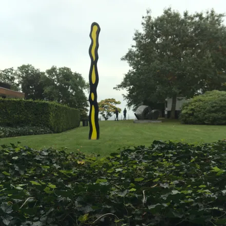 Scultura gialla e nera ondulata nel giardino del Louisiana Museum of Modern Art