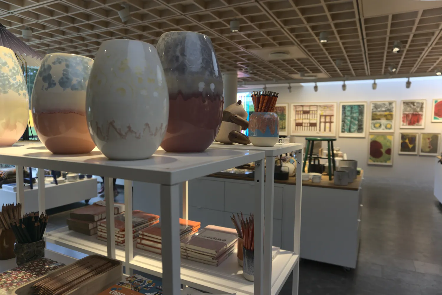 Vasi in ceramica dai colori tenui su tavolo bianco in un negozio di design