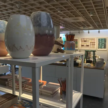 Vasi in ceramica dai colori tenui su tavolo bianco in un negozio di design