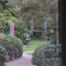 Giardino con sculture del Louisiana Museum visto attraverso una vetrata riflettente