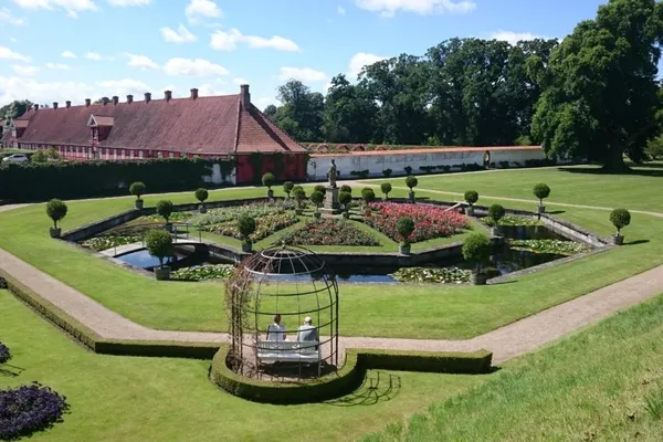 Giardino barocco del Palazzo di Fredensborg con vasche, fiori e siepi