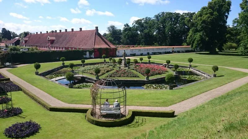 Giardino barocco del Palazzo di Fredensborg con vasche, fiori e siepi