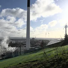 Camino e impianto del termovalorizzatore Amager Bakke visti da un pendio erboso sul mare