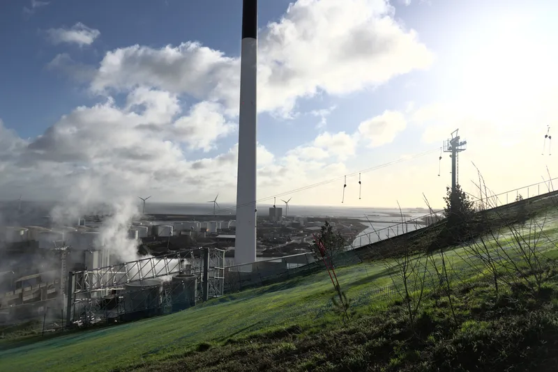 Camino e impianto del termovalorizzatore Amager Bakke visti da un pendio erboso sul mare
