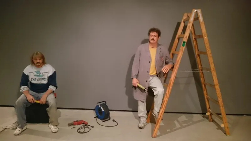 Two workers di Duane Hanson: sculture iperrealistiche di due operai con scala in galleria