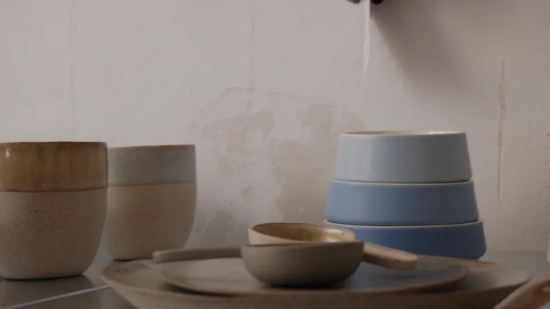 Tazze e ciotole in ceramica artigianale danese nel negozio KITUB a Østerbro