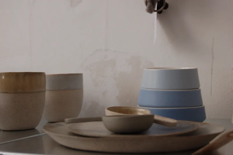 Tazze e ciotole in ceramica artigianale danese nel negozio KITUB a Østerbro
