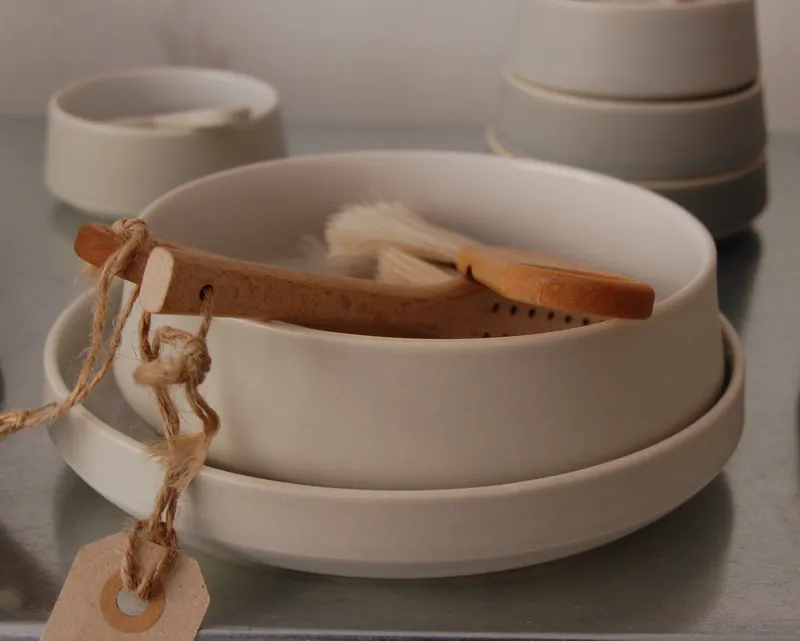 Ciotole in ceramica di Kristina Vidersbøll e spazzola di Blindes Arbejde