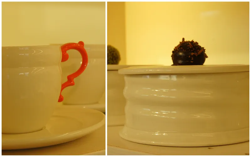Tazza in ceramica con dolcetto della collezione Carnevale di WAUW design