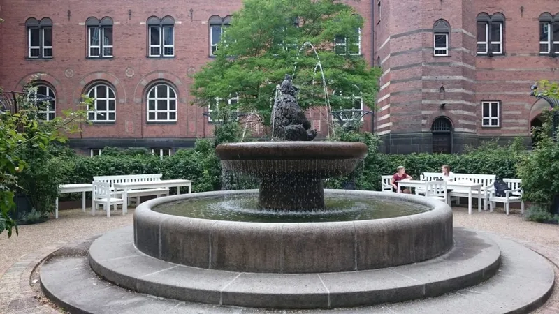Fontana in pietra nel cortile in mattoni del Giardino della Biblioteca Reale