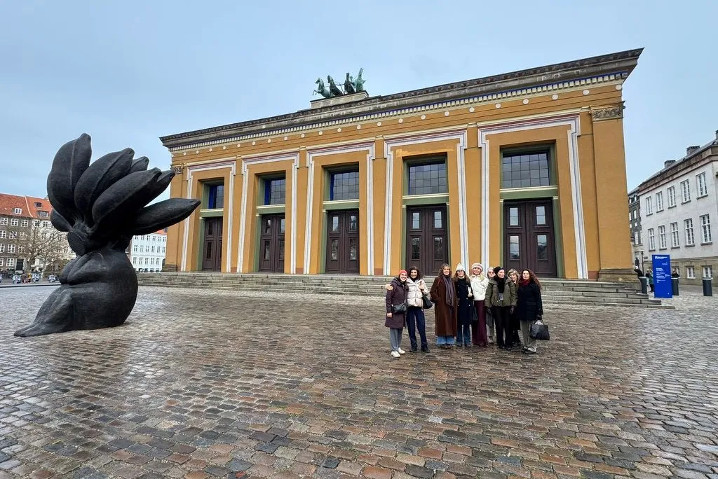 Gruppo davanti alla facciata gialla neoclassica del Museo Thorvaldsen a Copenaghen