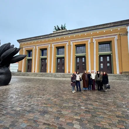 Gruppo davanti alla facciata gialla neoclassica del Museo Thorvaldsen a Copenaghen