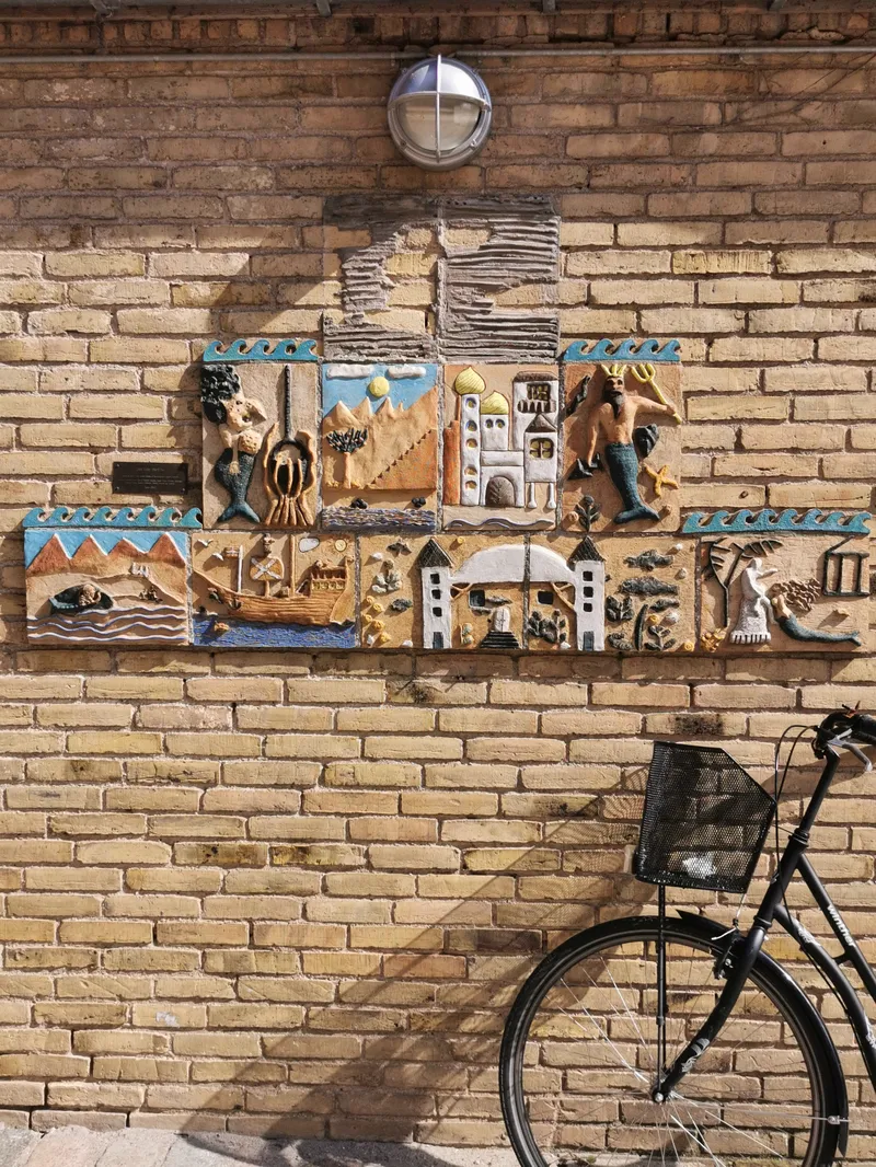 Rilievo ceramico con fiabe di Andersen sul muro della scuola di Tingbjerg