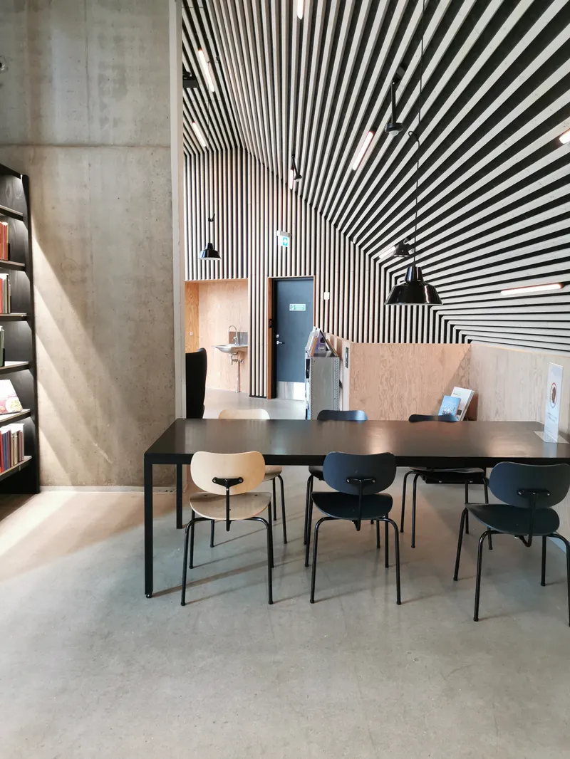 Interno della biblioteca Tingbjerg progettata da COBE, con soffitto a doghe nere