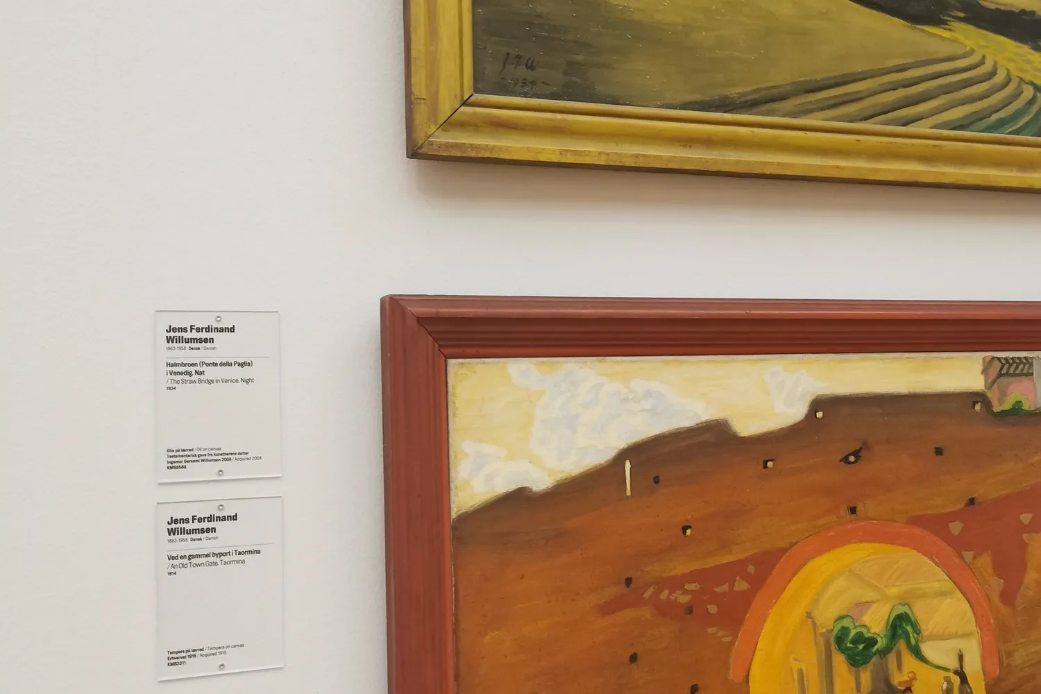 Due dipinti di Willumsen con scene veneziane e siciliane su parete bianca